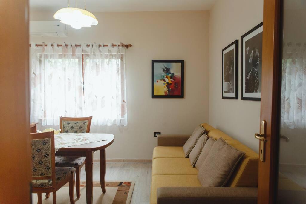Rare Durres Apartment With Private Parking & Garden Exterior photo