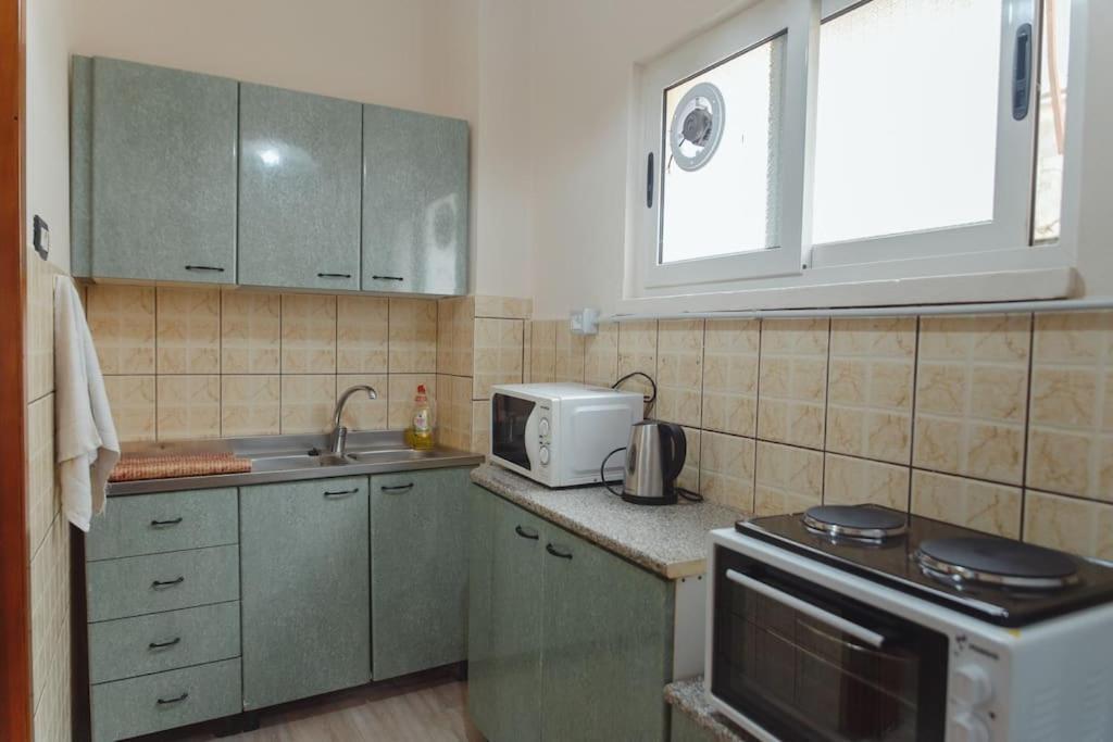 Rare Durres Apartment With Private Parking & Garden Exterior photo