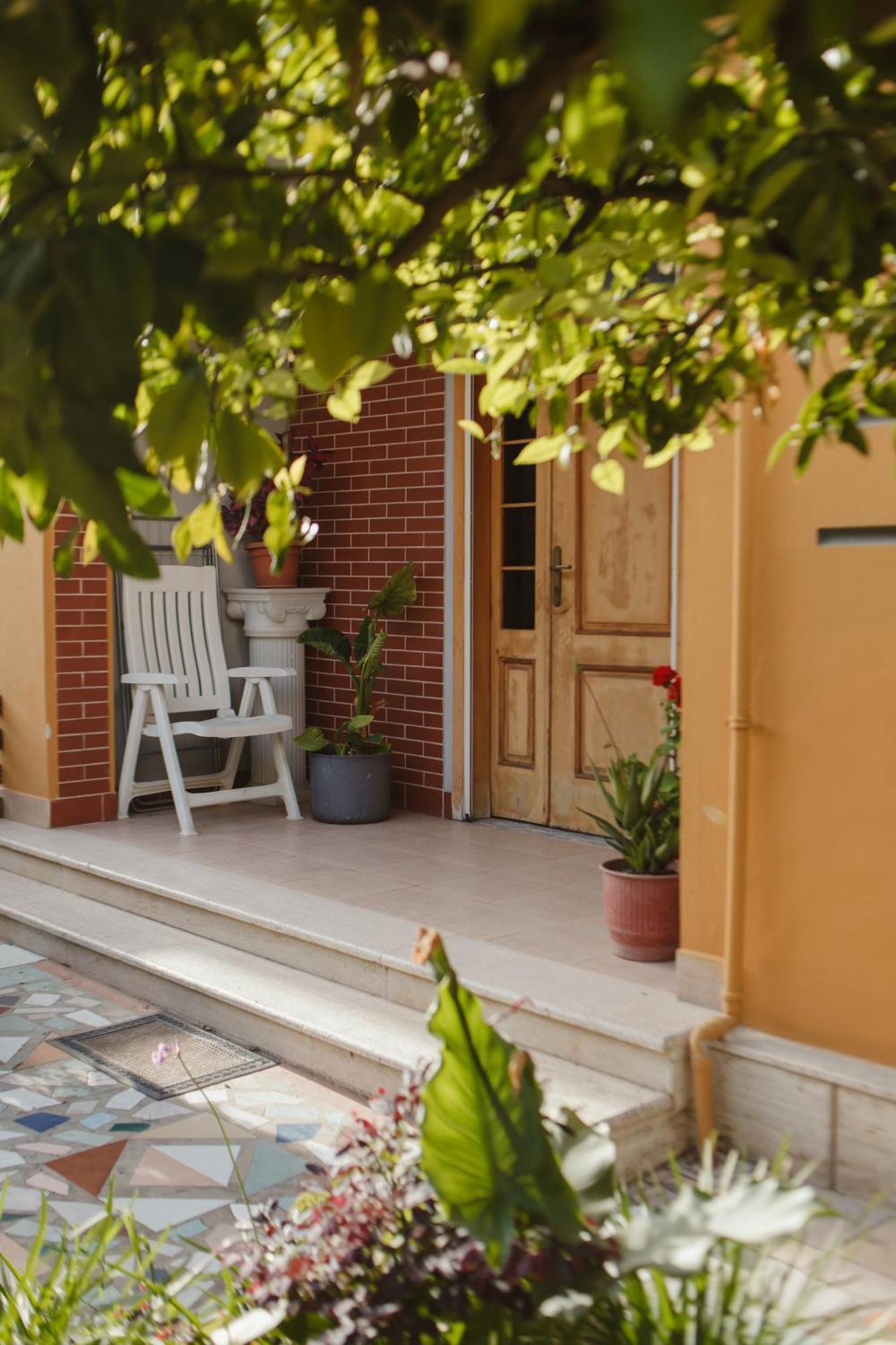 Rare Durres Apartment With Private Parking & Garden Exterior photo